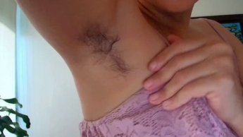 Meine Achselhöhlen sind verschwitzt und er wird sie verehren und mir befehlen, wann ich kommen soll