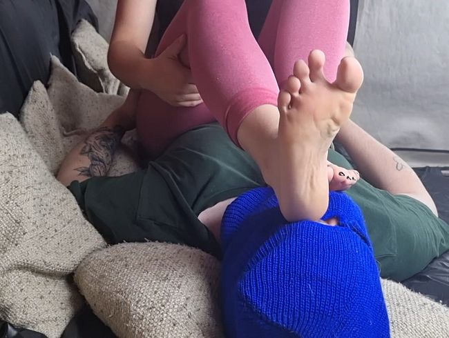 Meine Sneaker im seinem Gesicht, danach darf ar noch an meine Socken und Füßen riechen