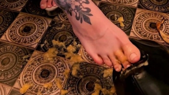 Miss Alessa Milano Smelly Foot Domination Crushing Humiliation Feeding Voll Version MDH