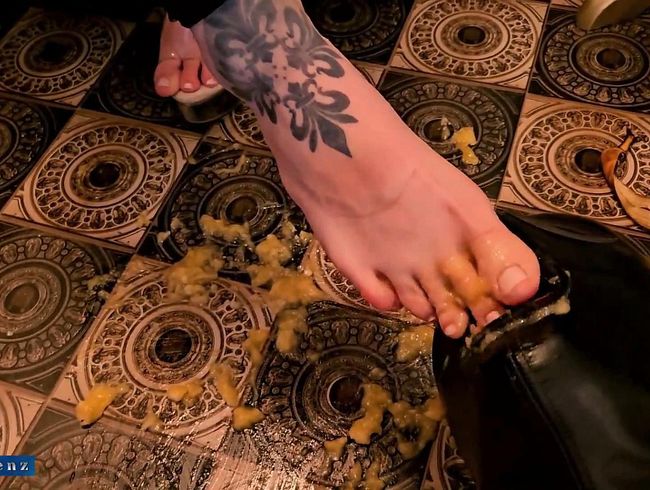 Miss Alessa Milano Smelly Foot Domination Crushing Humiliation Feeding Voll Version MDH