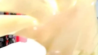 Natural Born Fetichist Teil 1Pelzmantel + Roter Latex-Catsuit + Chirurgische Latexhandschuhe 0,4 mm