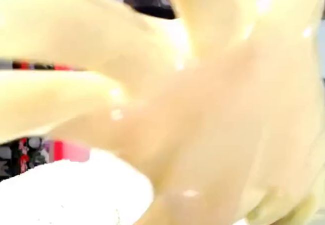 Natural Born Fetichist Teil 1Pelzmantel + Roter Latex-Catsuit + Chirurgische Latexhandschuhe 0,4 mm