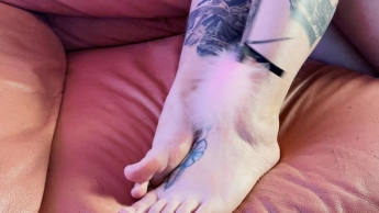 Necken Füße mit schwarzen kurzen Leder-Stack