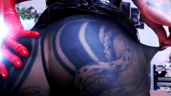 Nylon unter glänzender Kleidung – Ein Arsch für di3 4