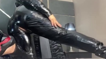 Offene Latex-Verführung: Meine freien Brüste und meine entblößte Pussy, die dich erbarmungslos reize