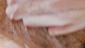 Pflege meiner geilen, behaarten Muschi unter der Dusche