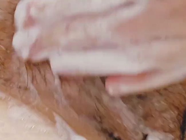 Pflege meiner geilen, behaarten Muschi unter der Dusche