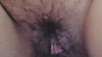 Pinkelfetisch auf der Toilette – große Brüste – unrasiert