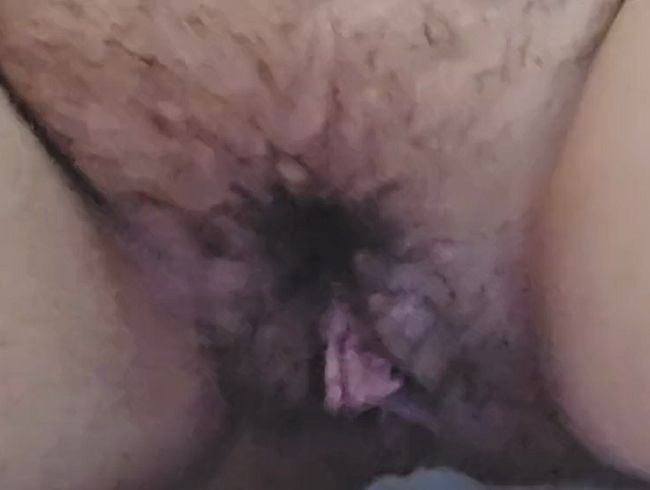 Pinkelfetisch auf der Toilette – große Brüste – unrasiert