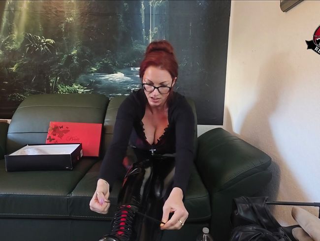 Pleaser Premiere: Aus dem Karton direkt unter Kontrolle