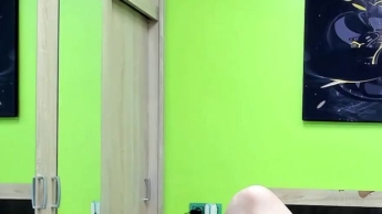 Rauchen mit angelegten Nippelklemmen beim Masturbieren