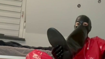 Roter PVC Anzug schön geil auf meiner nackten Haut