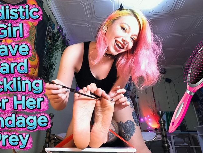 Sadistisches Mädchen kitzelte ihr gefesseltes Opfer hart.