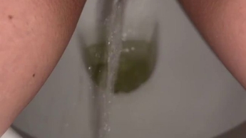 Schau dir meinen geilen harten Pissstrahl an. Willst du ihn auf dir?