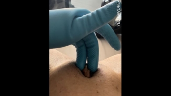 Schön verwöhnt mit Gummihandschuhen in Gummistiefeln