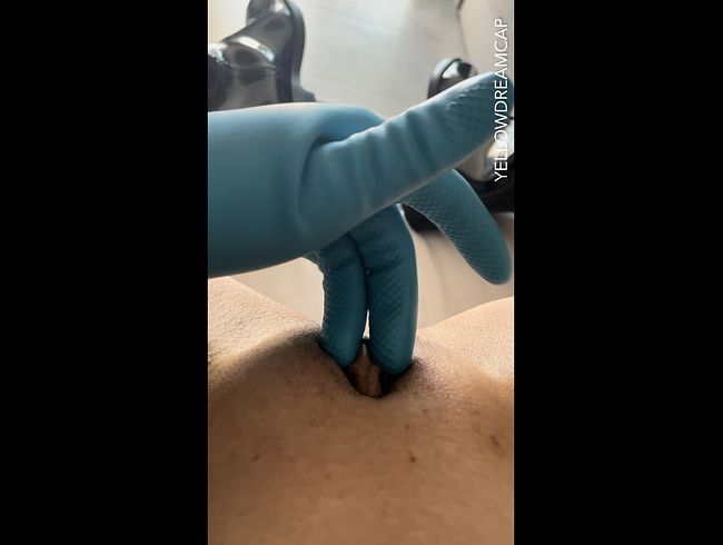 Schön verwöhnt mit Gummihandschuhen in Gummistiefeln