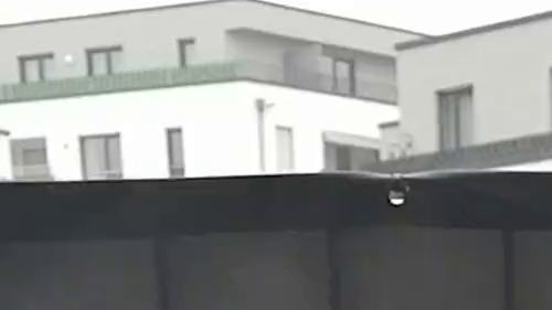 Schwitzige dampfende Socken an den Füßen