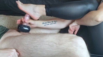 Sehr langer kanten handjob und Fußjob mit Ringvibrator, ich reibe meine Sohlen an seiner Eichel