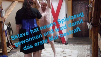 Sklave hat neues Spielzeug gewonnen und wird damit das erste Mal bestraft