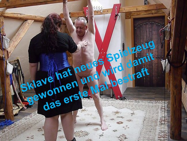 Sklave hat neues Spielzeug gewonnen und wird damit das erste Mal bestraft