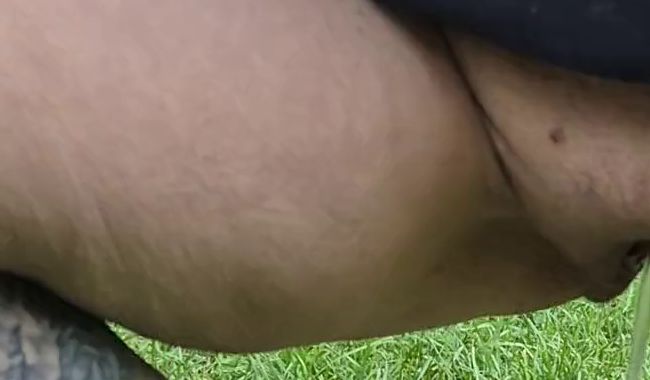 Soooo dringend pissen. Dicker Strahl. Schau es dir an; )