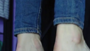 Spielzeugspinne zerquetschen