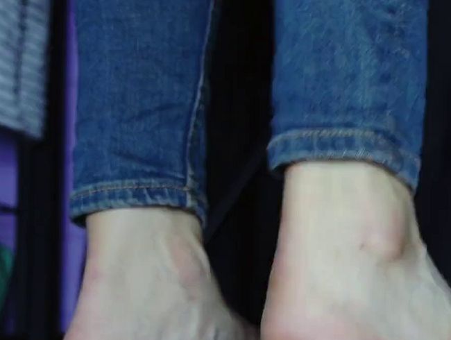 Spielzeugspinne zerquetschen