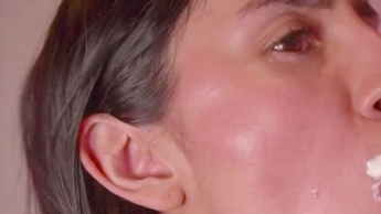 Süß und schlampig: ein Blowjob mit Joghurt und viel Speichel