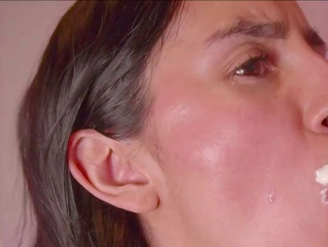 Süß und schlampig: ein Blowjob mit Joghurt und viel Speichel