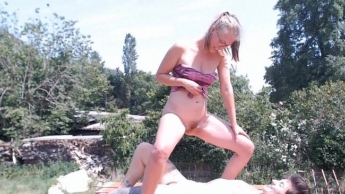 Summerrain – ich pinkel Natalie draussen im Garten an