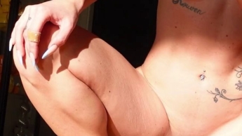 Was für ein schöner sonniger Tag, perfekt um in einen Messbecher zu pissen