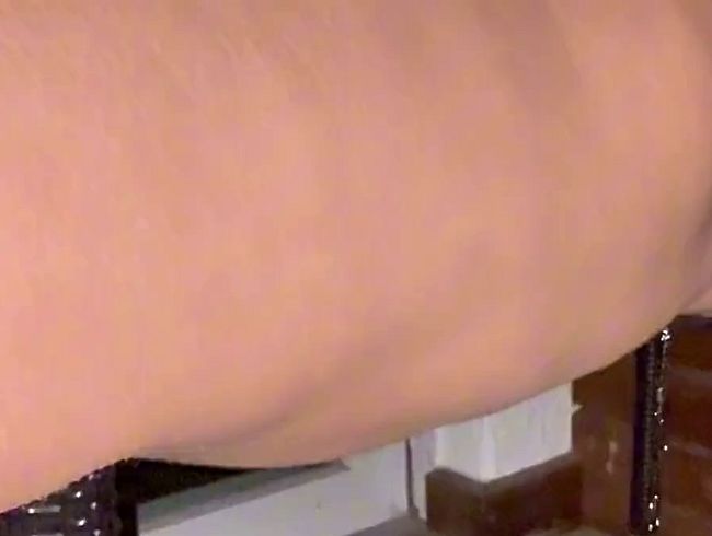 Wenn das Hotelzimmer einen Balkon hat muss ich natürlich auch da pissen