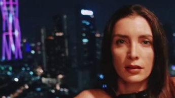 Würdest du dich denn trauen mich auf diesem Balkon doggy zu nehmen? ;) (Ohne ton)