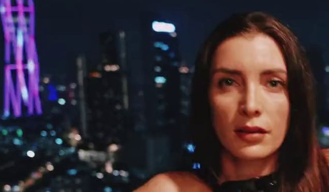 Würdest du dich denn trauen mich auf diesem Balkon doggy zu nehmen? ;) (Ohne ton)