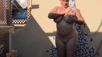 draussen duschen in Nylons