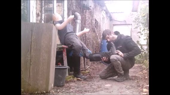 dreckige Reitstiefel lecken