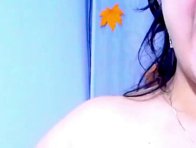 sehr dicker Speichel auf meinen großen Titten und Brustwarzen, ähm