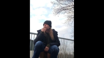 Beinahe wurde ich beim Pissen und Rauchen in der Öffentlichkeit erwischt. Was für eine Pfütze