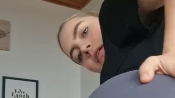 Demütigende Schwanzbewertung für devoten User Marino