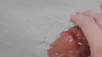 Dominante Wichsanleitung von deiner Herrin in Wanne mit Riesenpimmel