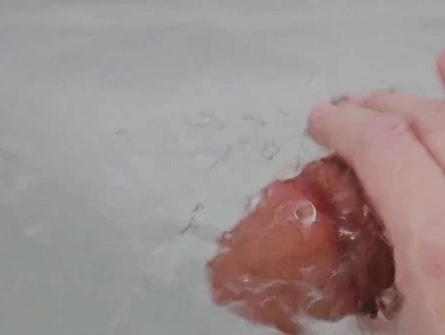 Dominante Wichsanleitung von deiner Herrin in Wanne mit Riesenpimmel