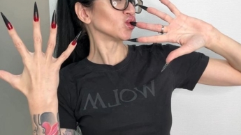 Fingerschnippen und Saugen, heiße schwarze lange Nägel, scharfe Krallen