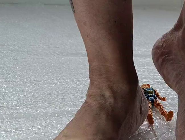 HINTEN SIEHST DU MEINE GROSSEN SOHLEN UND LANGEN GÖTTIN-ZEHE, SIE WOLLEN DARUNTER ANBETEN