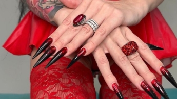 Heiße schwarze, lange Fingernägel, scharfe Krallen, rote Dessous und Strümpfe, die ich mit meinen Nägeln zerreiße.