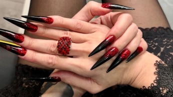 Heiße schwarze lange Nägel, scharfe Krallen, lange Finger und Hände, die verehrt werden