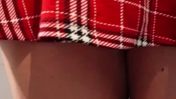 Ich habe nur mein Röckchen an und pinkle ohne Unterwäsche. Schau zu wie es mir das Bein runterläuft