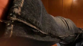 Ich pisse auf dich, während du vor meiner Jeans stehst