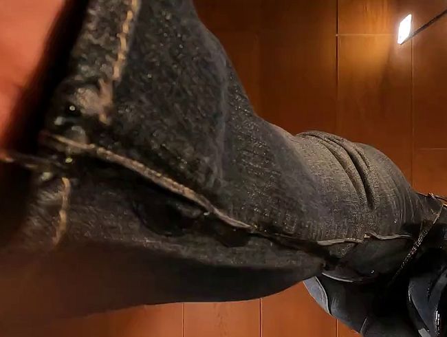 Ich pisse auf dich, während du vor meiner Jeans stehst