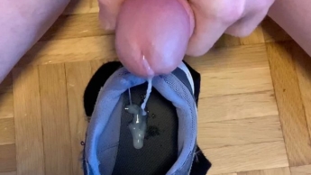 Ich spritze eine fette Ladung in die Schuhe meiner Freundin