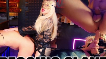 Lace Domme’s Stocks Pegging: Langer Strapon-Analverkehr & freihändiger Analorgasmus in Holzfesseln